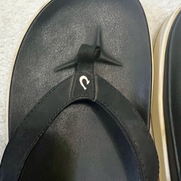 OluKai Nu'a Pi'o Black & White Thong Flip Flop Sandals - Size 11 - Picture 5 of 10